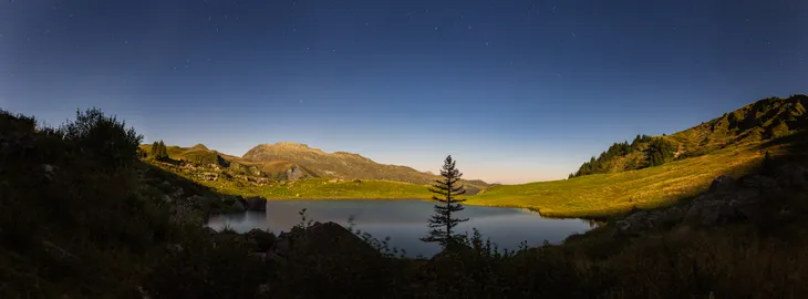 Pleine lune sur le lac des fées