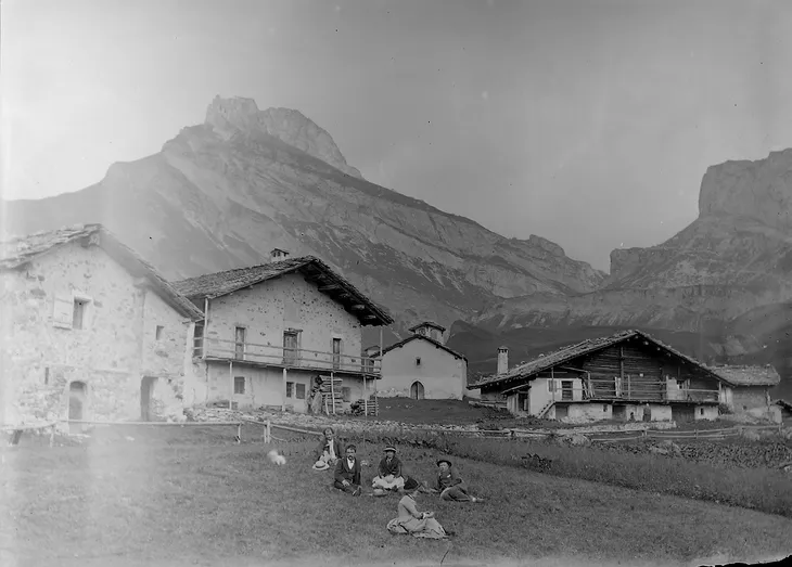 Habitants prenant la pose dans l’ancien village de Roselend et sa chapelle vers 1885