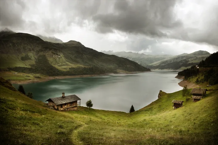 Roselend et ses chalets sous la pluie