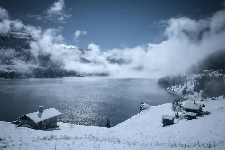 Le lac de Roselend et ses chalet en hiver