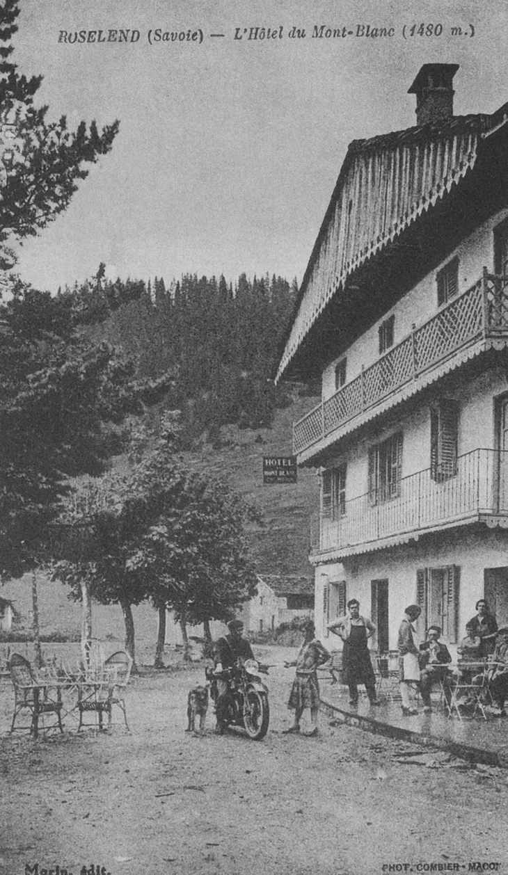 Terrasse de l’hôtel le Mont Blanc au coeur du village de Roselend en 1921