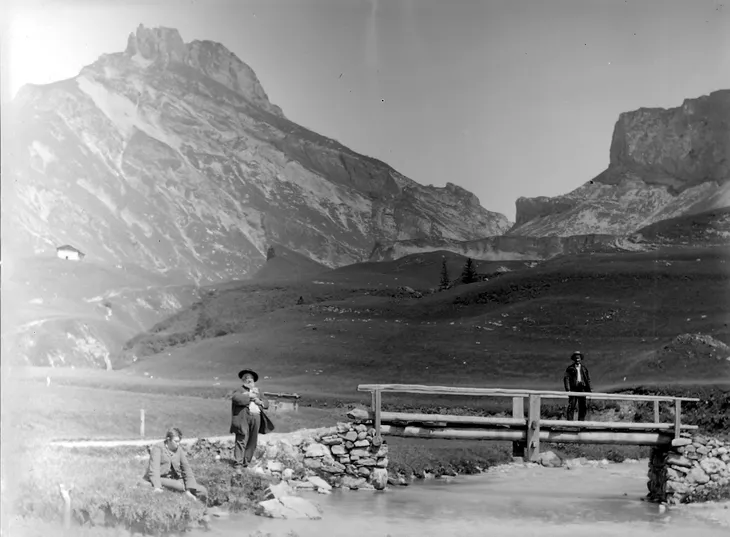 Vallée de Roselend et le Roc du Vent vers 1885. Debout à gauche, Bruno Chabrier de Lafongt